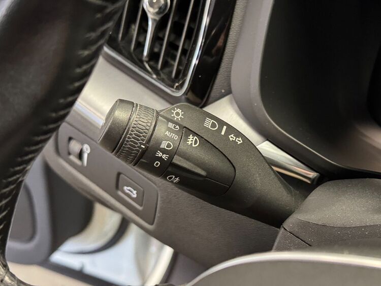 Volvo XC60 MOMENTUM AUTO foto 18