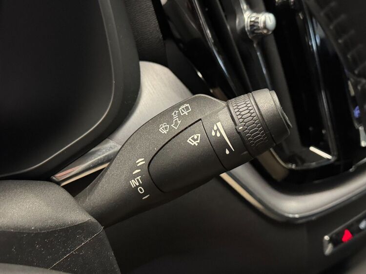 Volvo XC60 MOMENTUM AUTO foto 19