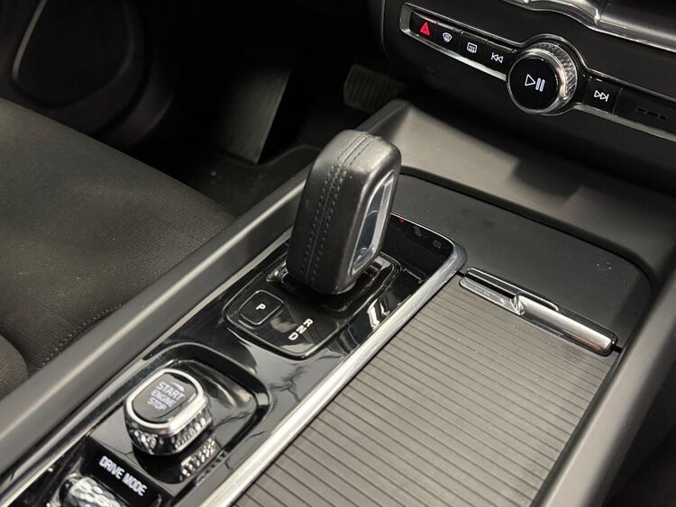 Volvo XC60 MOMENTUM AUTO foto 34