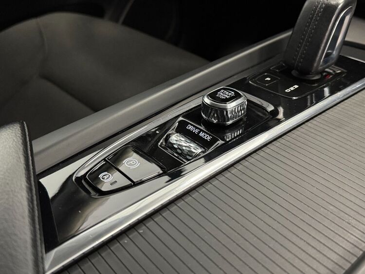 Volvo XC60 MOMENTUM AUTO foto 35