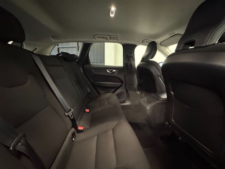 Volvo XC60 MOMENTUM AUTO foto 37