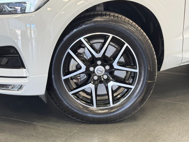 Volvo XC60 MOMENTUM AUTO foto 42