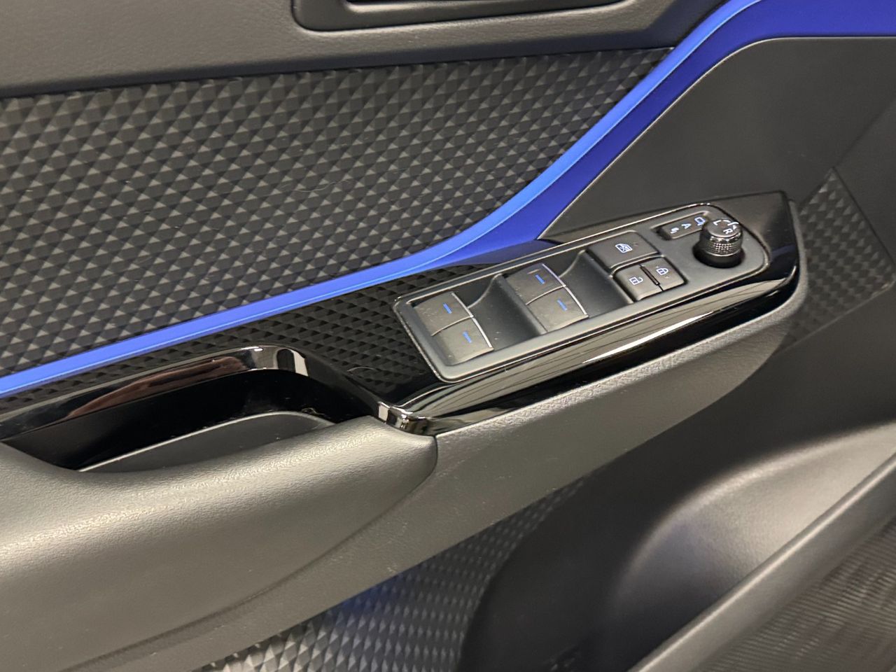 Toyota C-HR CHR miniatura 18