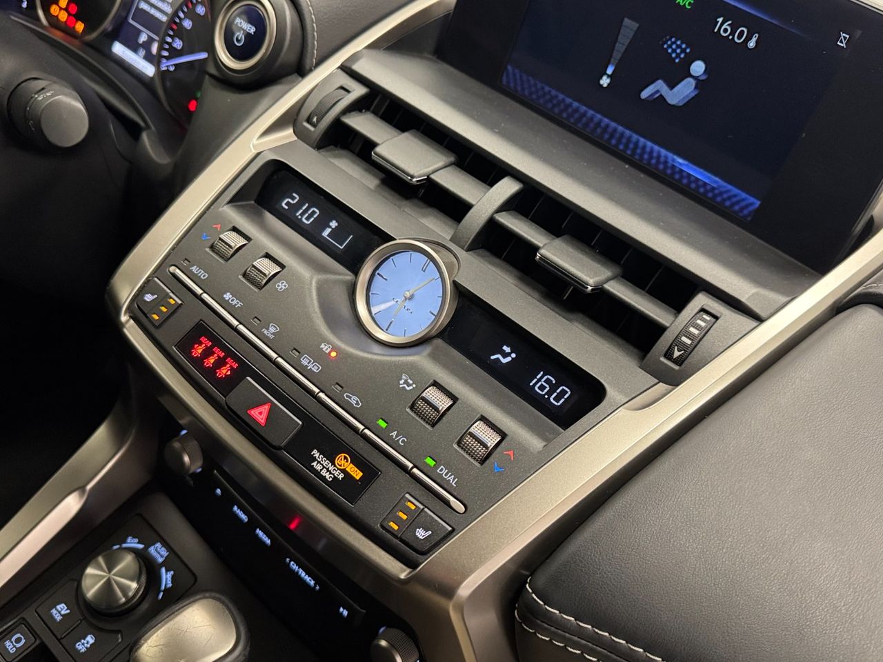 Lexus NX 300H PREMIUM foto 37