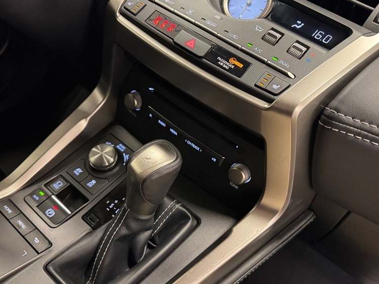 Lexus NX 300H PREMIUM foto 38