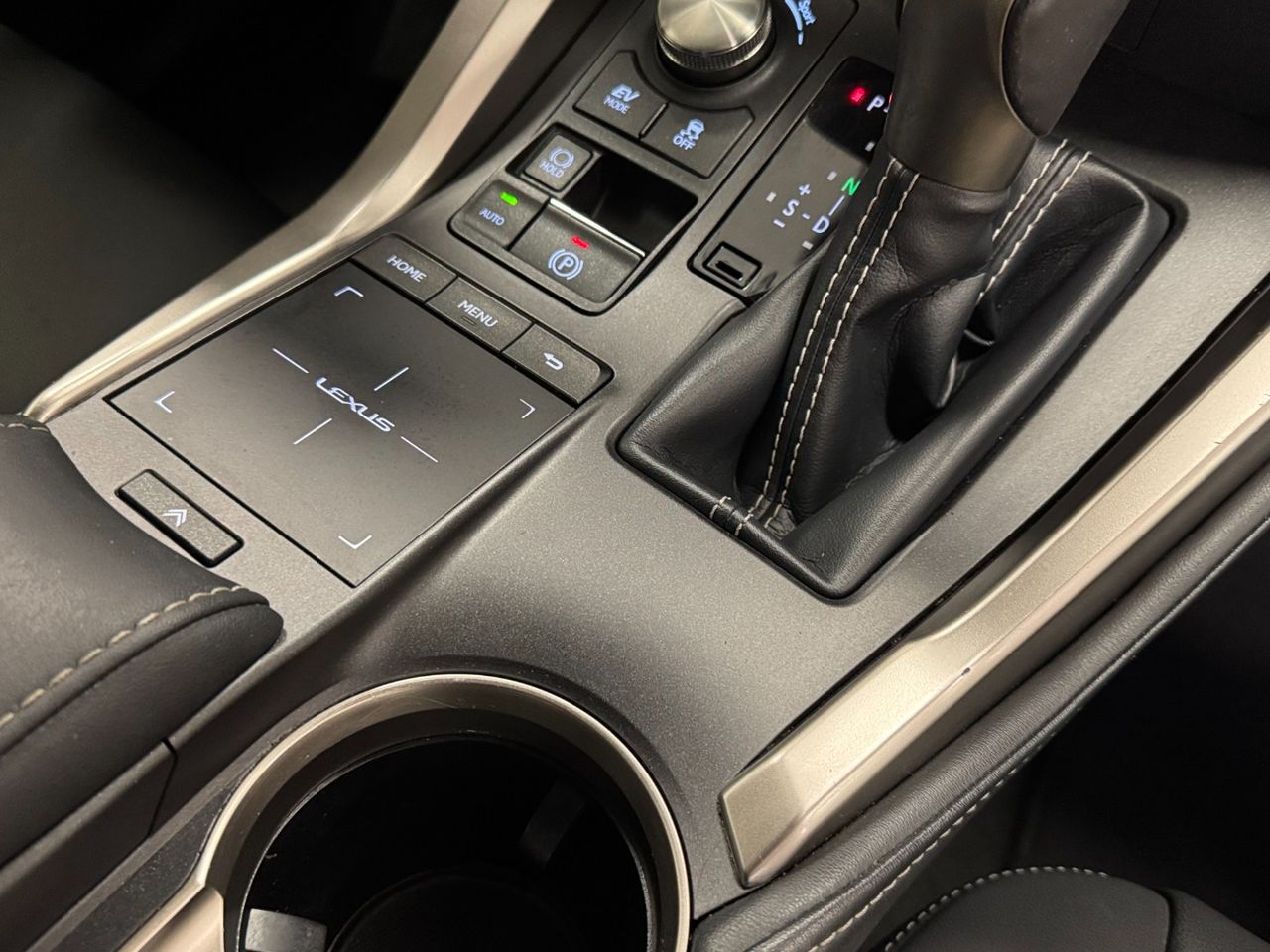 Lexus NX 300H PREMIUM foto 39