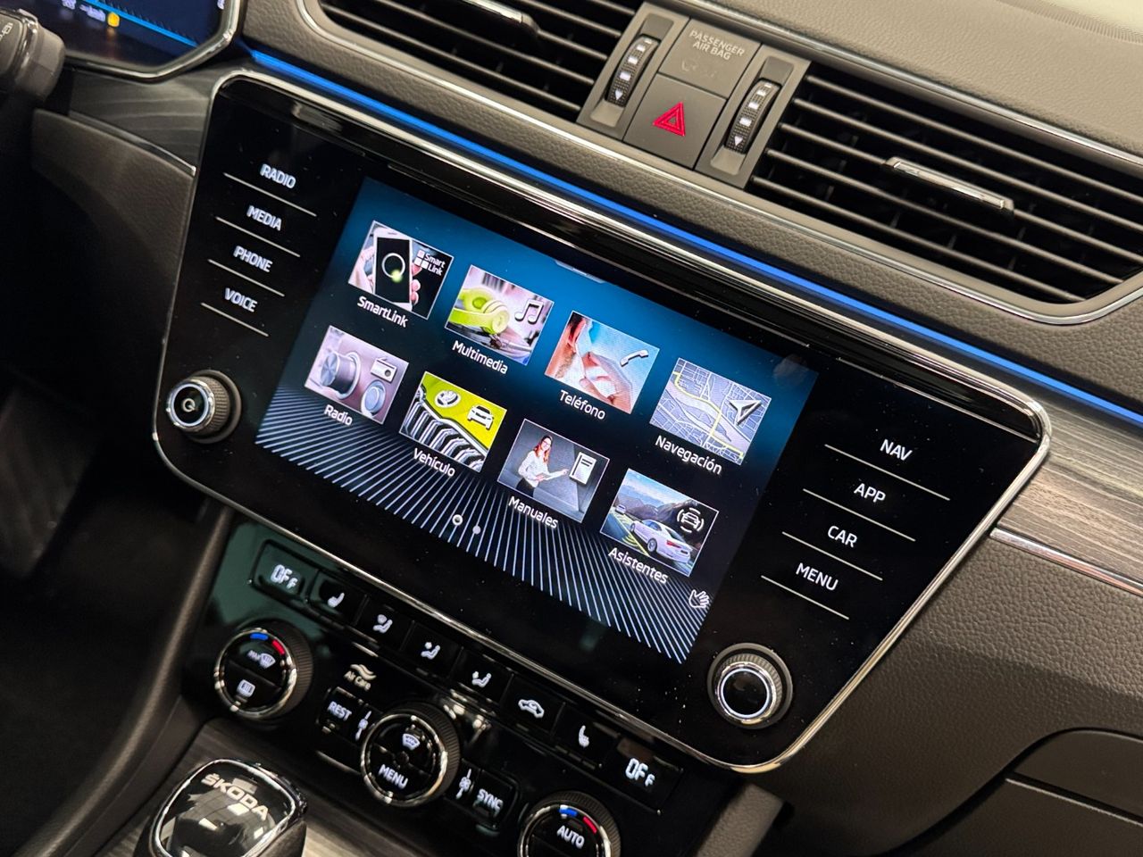 Skoda Superb COMBI STYLE 2.0TDI 200CV DSG miniatura 37