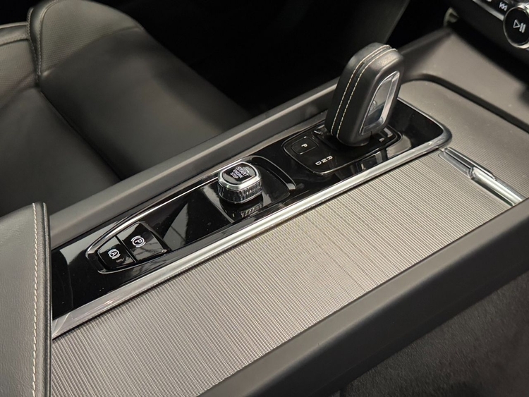 Volvo XC60 RECHARGE R-DESIGN AUTO foto 39