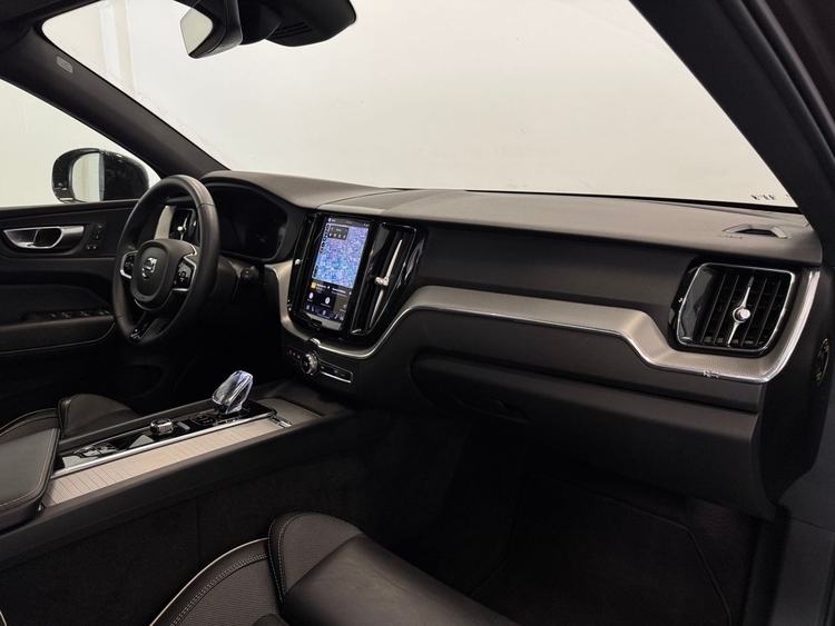 Volvo XC60 B4 D PLUS DARK AUTO foto 13