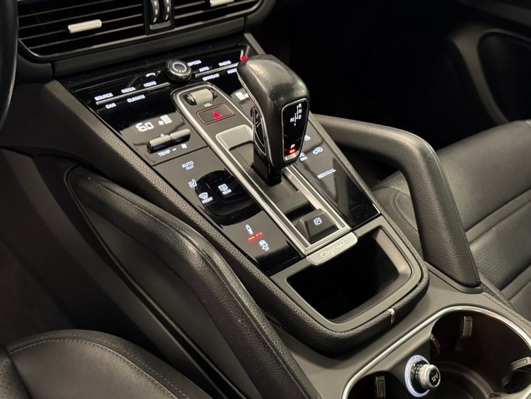 Porsche Cayenne E-HYBRID foto 24