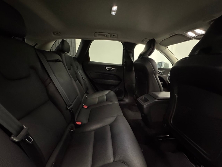 Volvo XC60 B4 D INSCRIPTION AUTO foto 39
