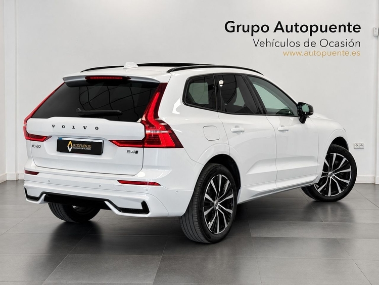 Volvo XC60 2.0 B4D ULTIMATE DARK AUTO foto 4