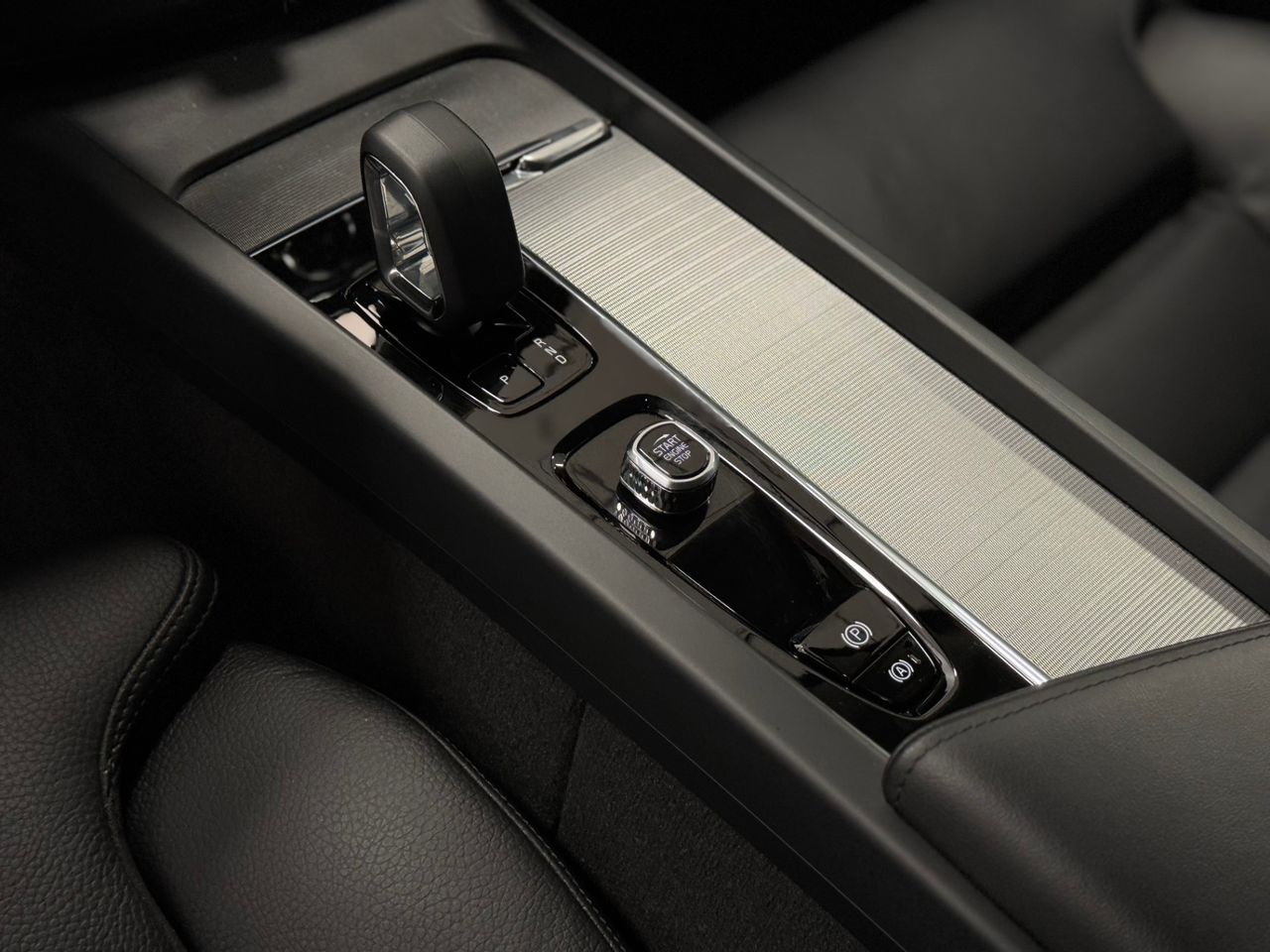 Volvo XC60 B4 D PLUS DARK AUTO miniatura 24