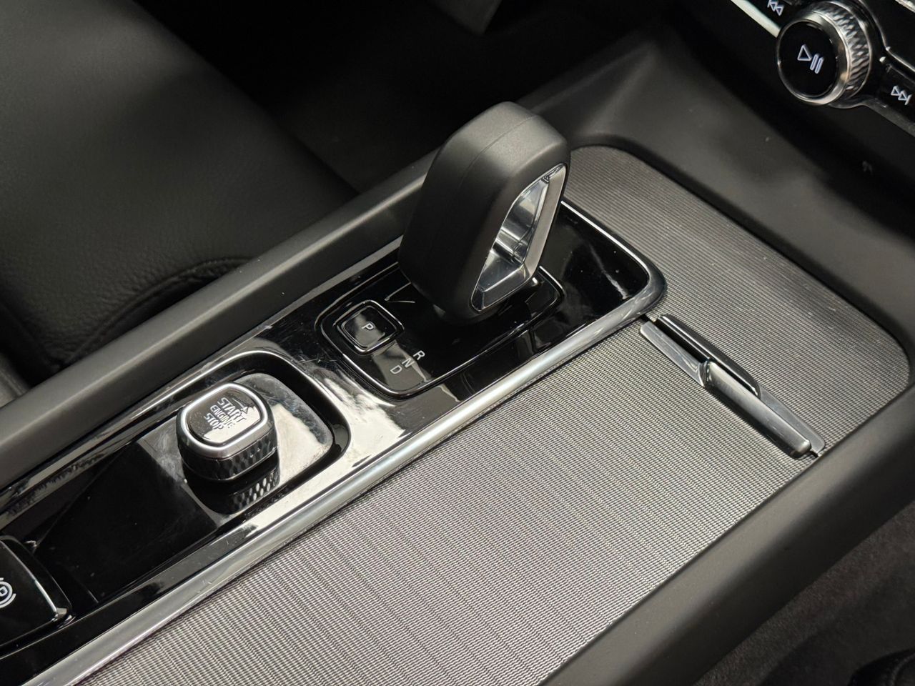Volvo XC60 B4 D PLUS DARK AUTO foto 35