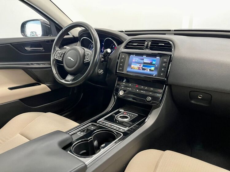 Jaguar XE PURE foto 12