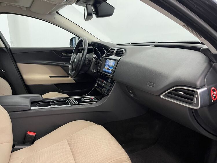 Jaguar XE PURE foto 13