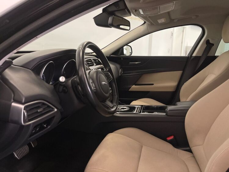 Jaguar XE PURE foto 15