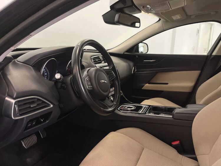 Jaguar XE PURE foto 16