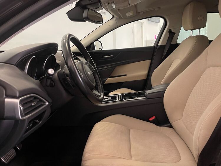 Jaguar XE PURE foto 17