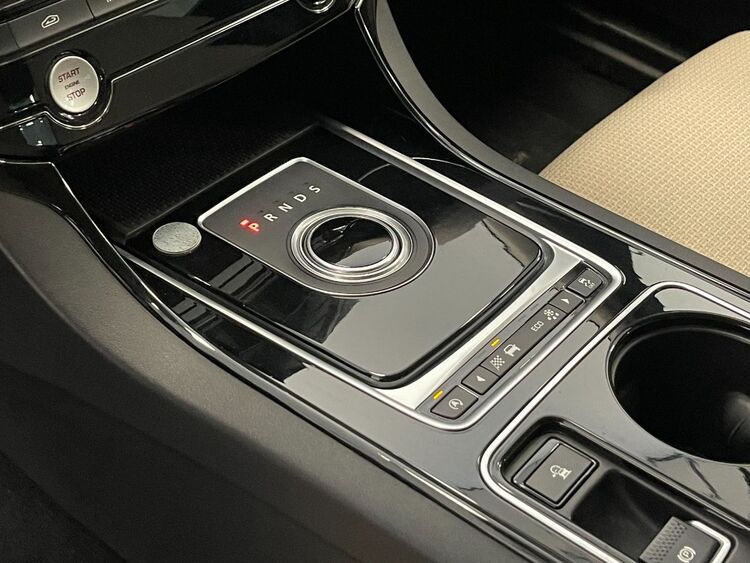 Jaguar XE PURE foto 29