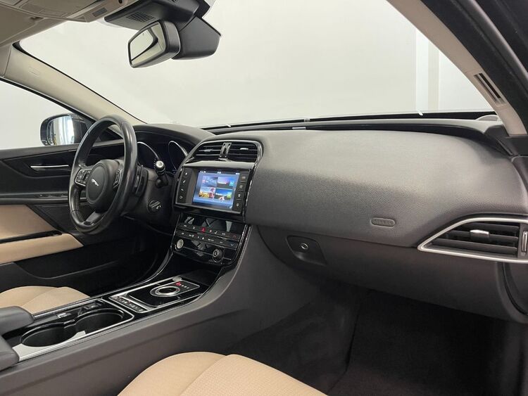 Jaguar XE PURE foto 30