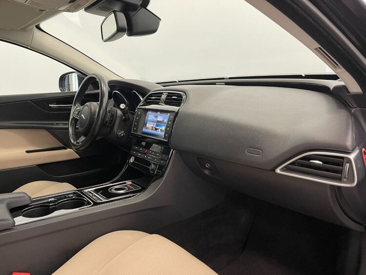 Jaguar XE PURE foto 31