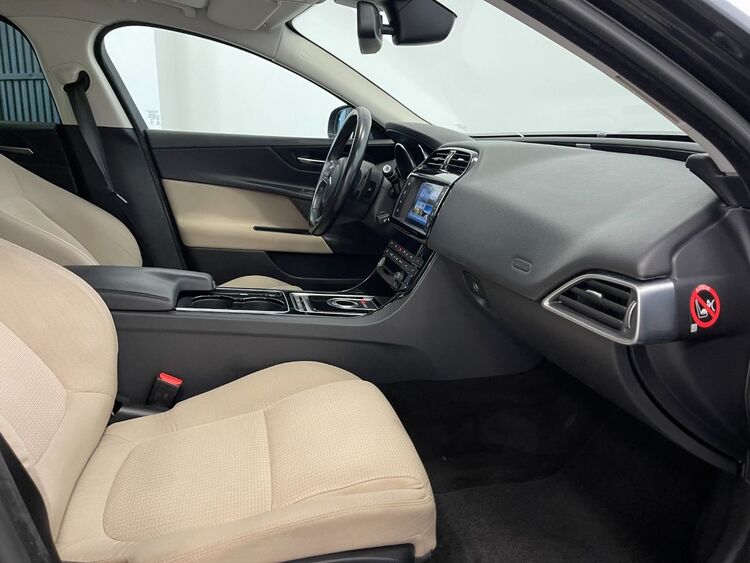 Jaguar XE PURE foto 32