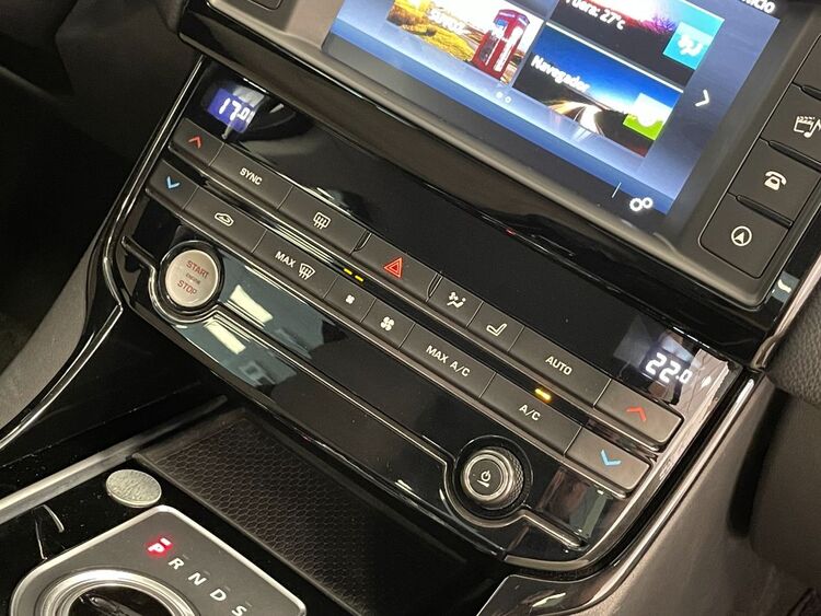 Jaguar XE PURE foto 38
