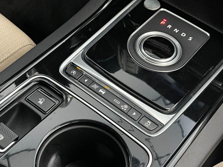 Jaguar XE PURE foto 39
