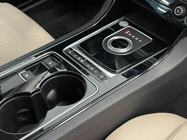 Jaguar XE PURE foto 41