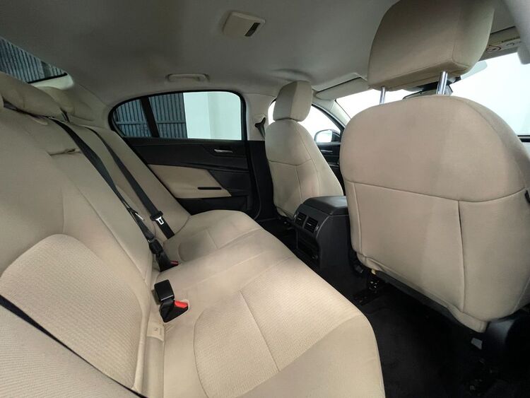 Jaguar XE PURE foto 43