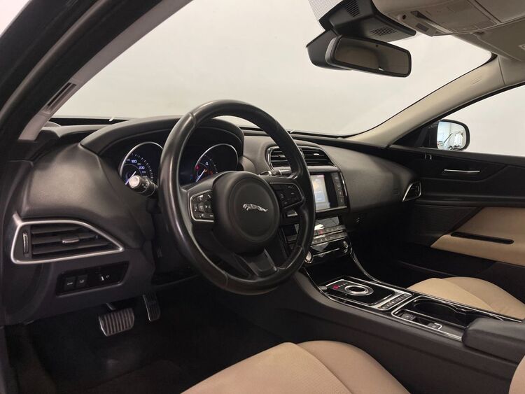Jaguar XE PURE foto 8