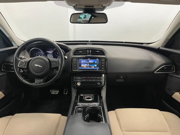 Jaguar XE PURE foto 10